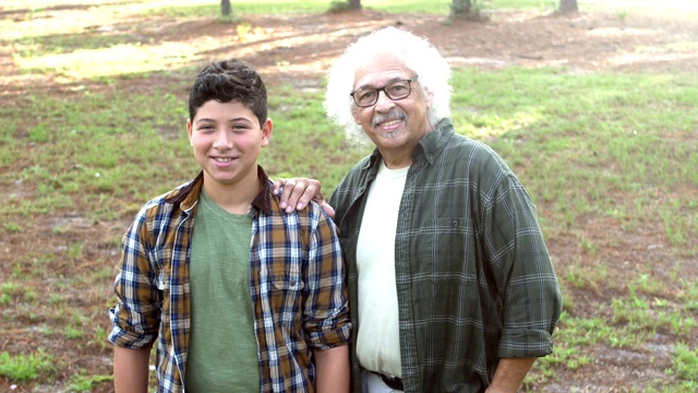 西班牙男孩和爷爷站在公园里视频素材