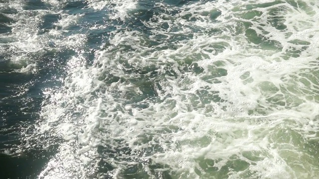 带泡沫波浪的海水渡口视频素材