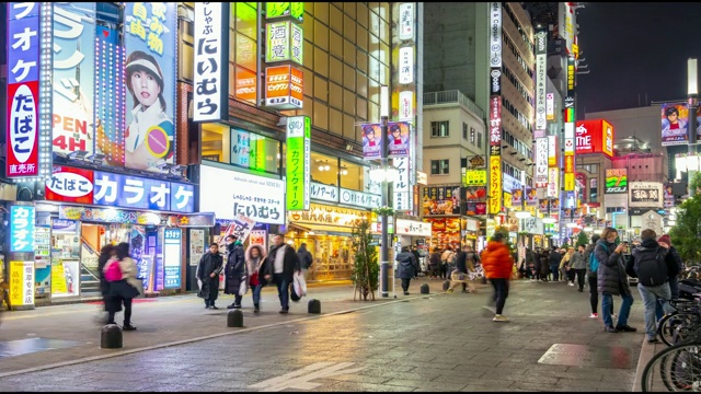 4K时间间隔-日本东京新宿地区晚上的人群行走视频素材