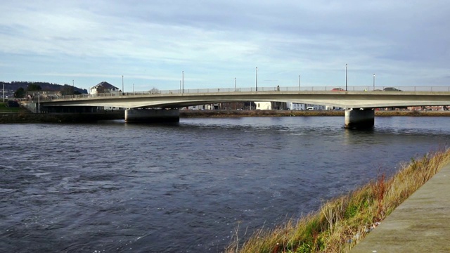 苏格兰高地因弗内斯，车辆通过A82修士桥穿越尼斯河视频素材