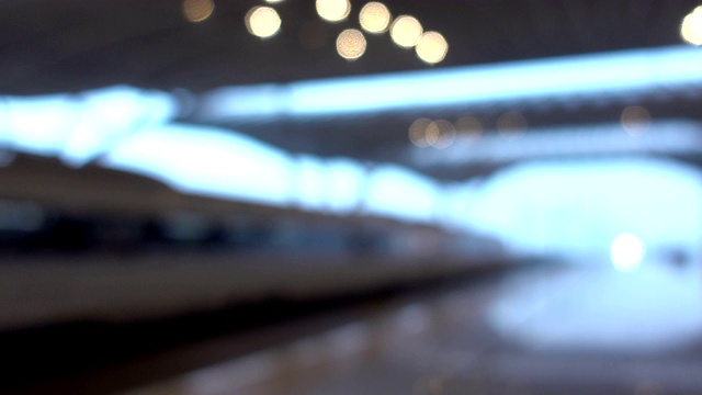 高速列车进站的散焦视图视频素材
