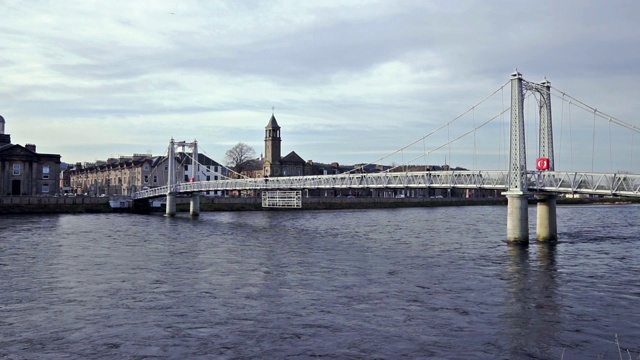 苏格兰因弗内斯，人们通过格里格街悬索桥穿越尼斯河视频素材
