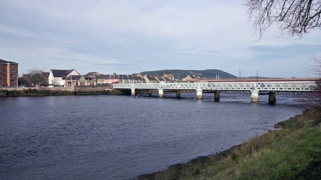 英国苏格兰因弗内斯，滑铁卢桥(黑桥)下流淌的尼斯河视频素材