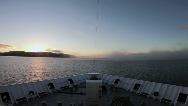 一艘船穿过挪威峡湾的海雾。视频素材