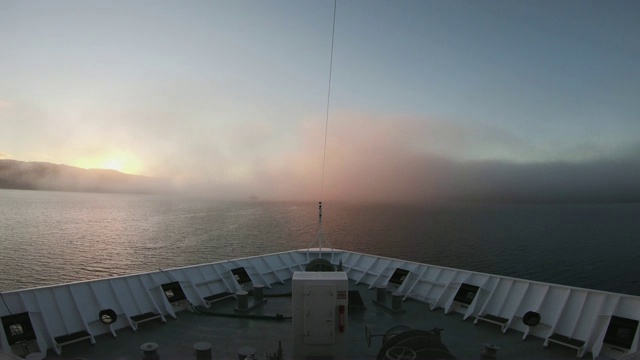 一艘船穿过挪威峡湾的海雾视频素材