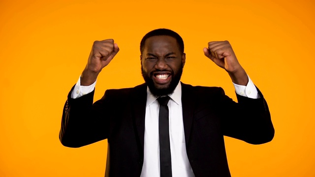 快乐的情绪非裔美国经理微笑和作出是的姿态，赢家视频素材