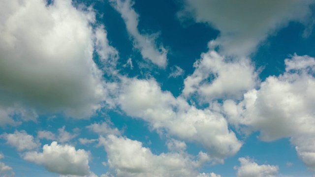 清晰的蓝天与Cloudscape。视频素材