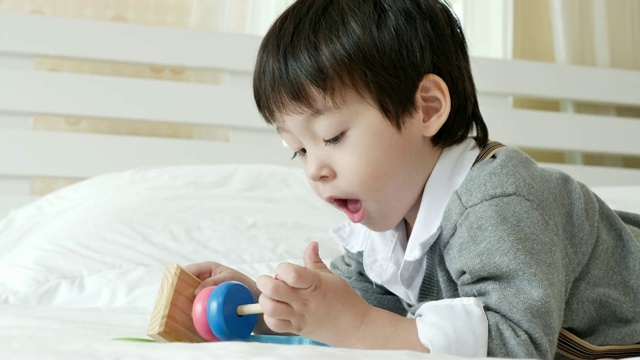 小男孩打喷嚏和在床上玩玩具，儿童保健理念。视频素材