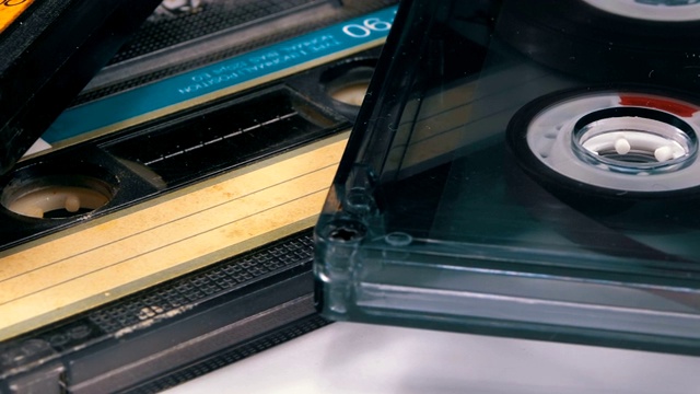 三套老式磁带在白色背景上旋转视频下载