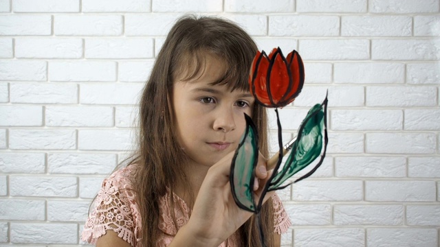 一个孩子画一朵花。视频素材