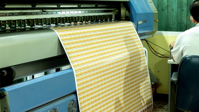 技术人员在工作场所控制大型喷墨打印机的时间延时视频素材