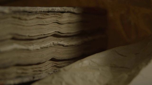 一本用棕色包装纸包装的旧书被打开了视频素材