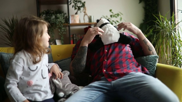 父亲和女儿在沙发上拥抱视频素材
