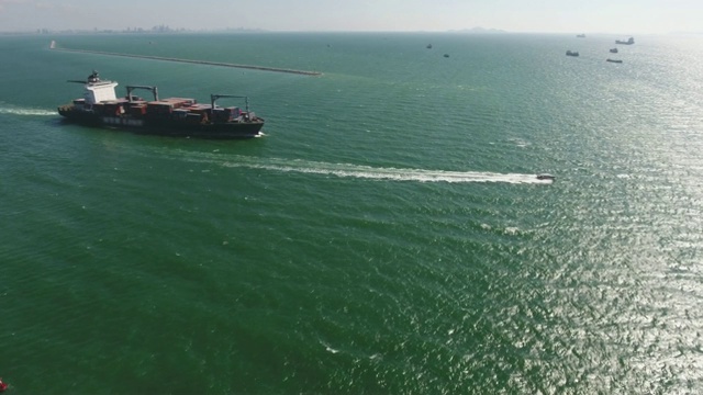 航拍大型集装箱船视频素材