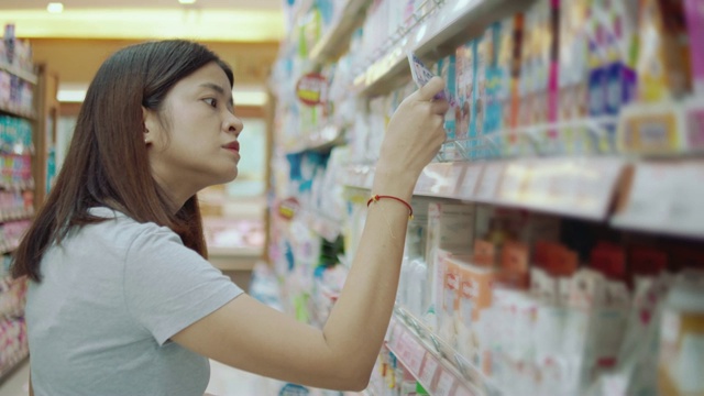 亚洲女人在超市购物，视频素材