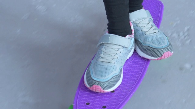 十几岁的孩子踩滑板。在户外玩滑板的青少年视频素材