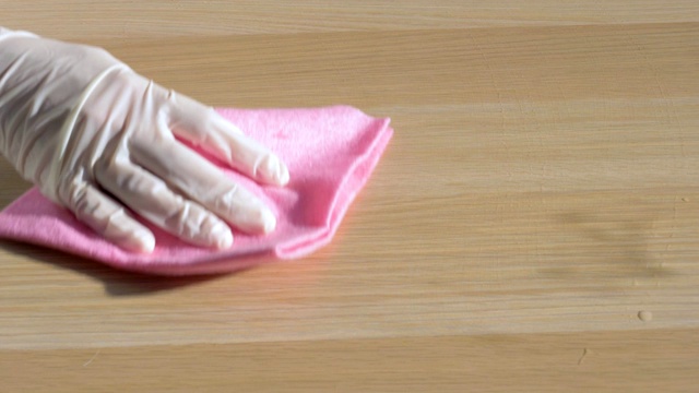 家庭主妇用橡皮手套用抹布擦干净又湿的桌子视频素材