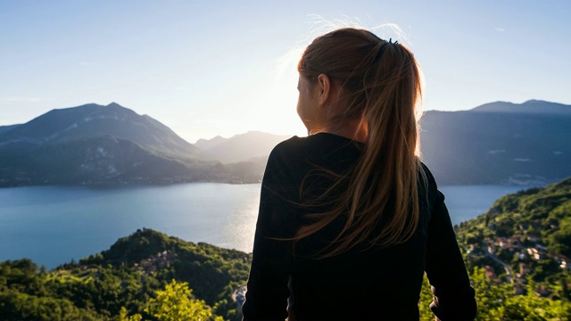 一名女子在意大利旅游，欣赏科莫湖的壮丽景色视频下载
