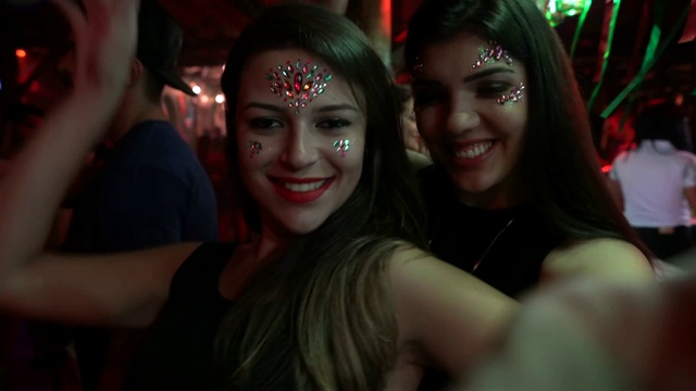 女孩们在派对上自拍视频下载