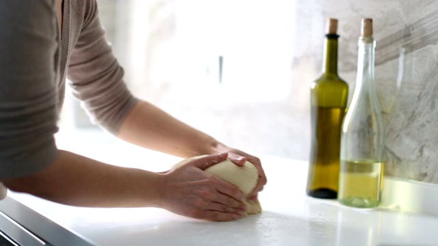 一个女人的手准备面团做自制面包或糕点视频素材