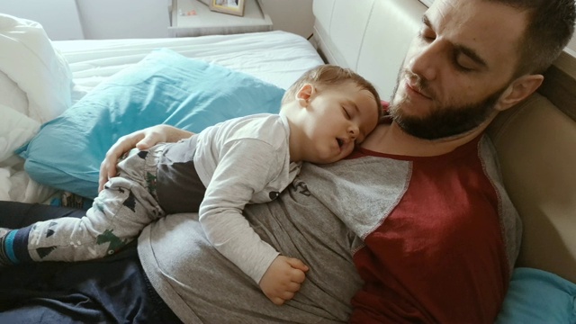 父亲和儿子在睡觉视频下载