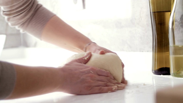 一个女人的手准备面团做自制面包或糕点视频素材