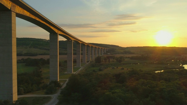 日落时分，匈牙利Koroshegy附近M7高速公路高架桥的无人机拍摄。——延时视频下载