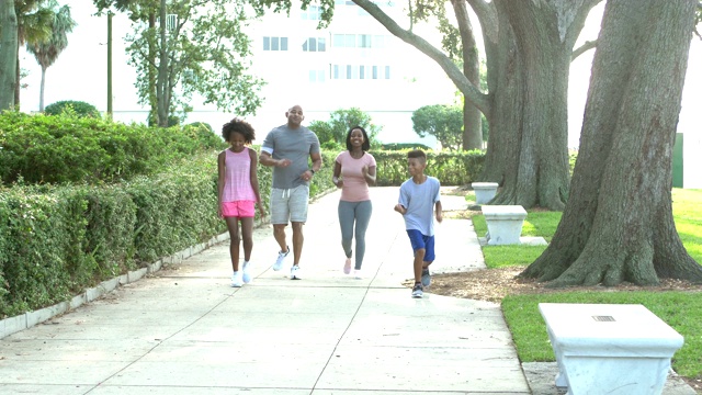 跨种族家庭在公园锻炼，快步走视频素材