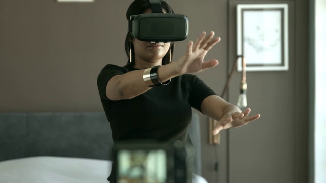 影响者在制作视频时使用VR眼镜视频素材
