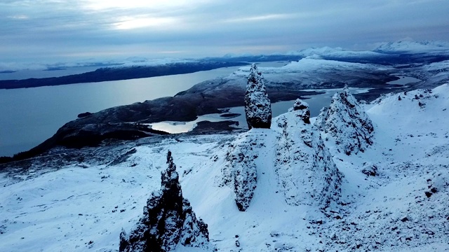 无人机视角飞过崎岖的雪山视频素材
