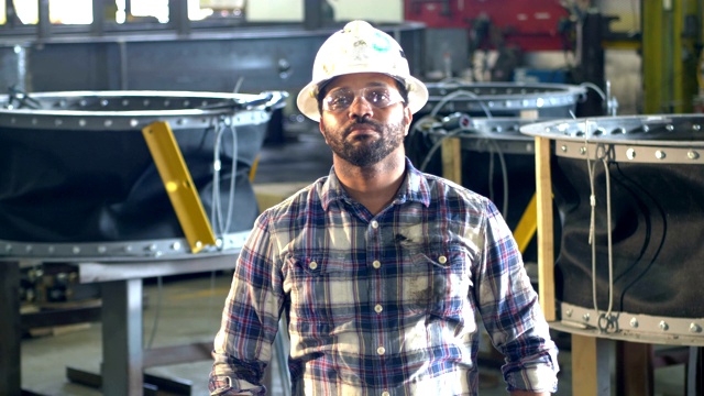 非裔美国人在金属厂工作，戴安全帽视频素材