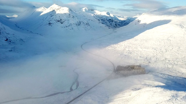 无人机视角飞过崎岖的雪山视频素材