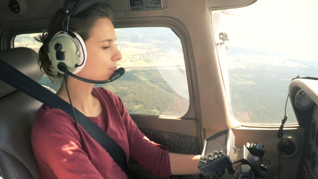 年轻女飞行员视频下载