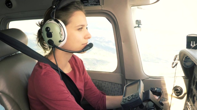年轻女飞行员视频素材