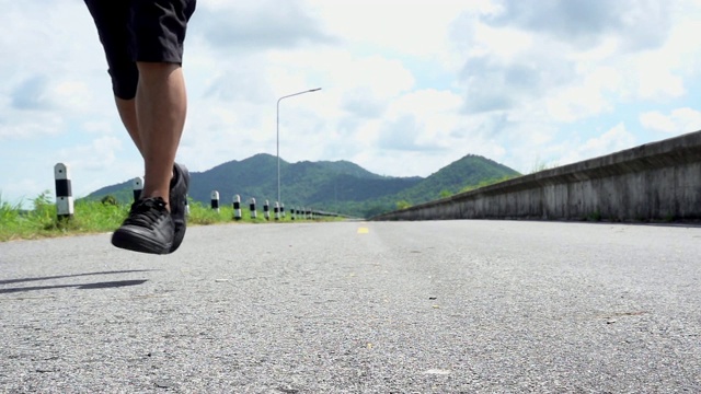强壮的亚洲男性在户外的道路上奔跑。视频素材