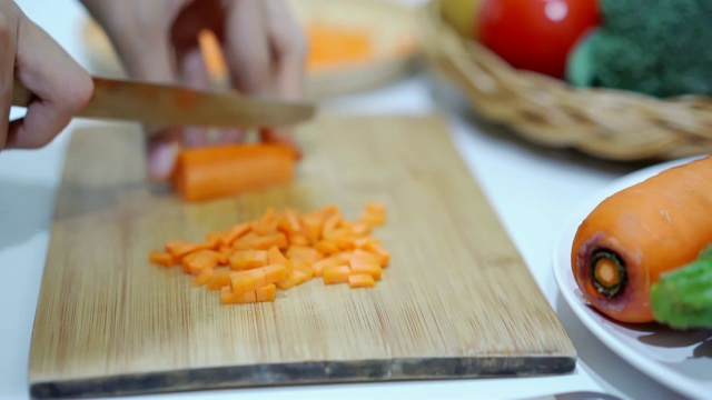 把胡萝卜切成薄片放在砧板上，准备烹饪。视频下载