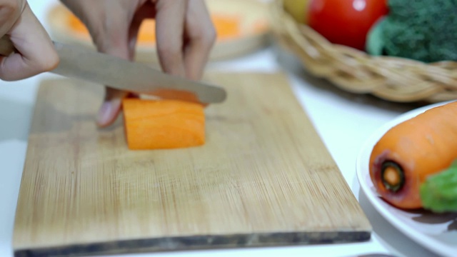 把胡萝卜切成薄片放在砧板上，准备烹饪。视频下载