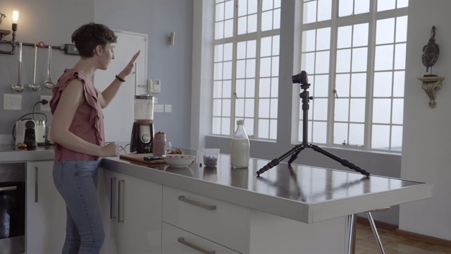 女网红一边做奶昔一边拍视频视频素材