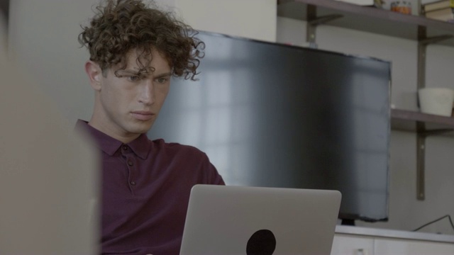 年轻男性网红使用笔记本电脑视频素材