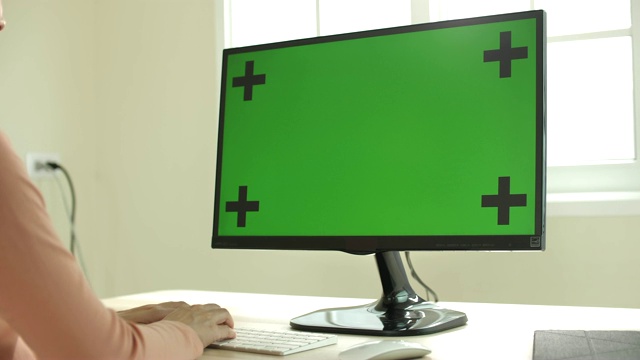 女人的手在家里用绿屏电脑视频素材