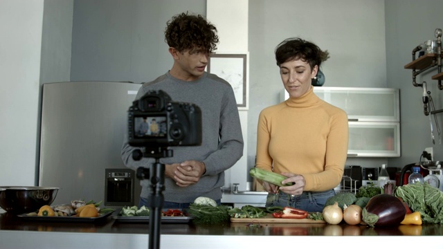 美食博主一边准备蔬菜一边制作视频视频素材