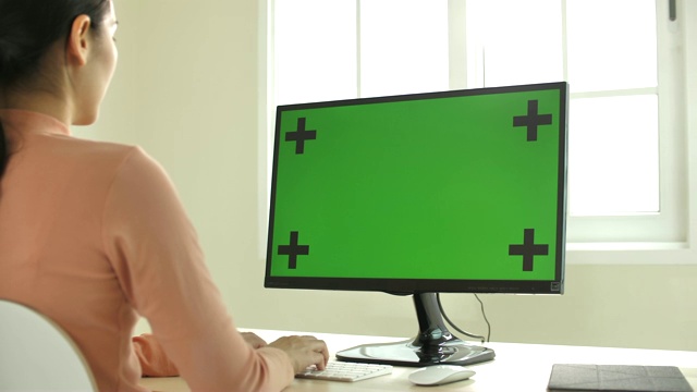 在家里使用绿屏电脑的妇女视频素材