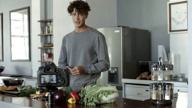 有影响力的人在厨房做饭时拍摄视频视频素材