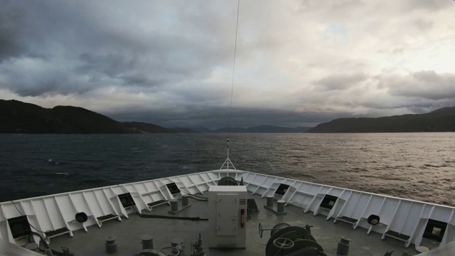 一艘船穿过挪威峡湾。视频素材