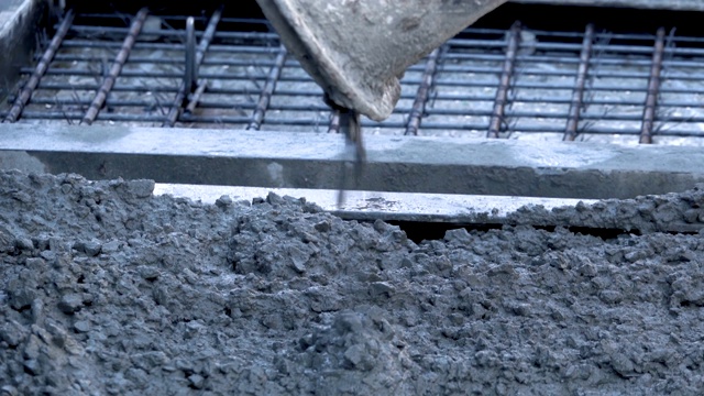 在施工现场，混凝土混合料流入钢筋网的开口视频素材