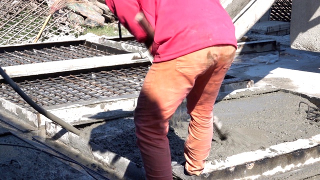 在施工现场，混凝土混合料流入钢筋网的开口视频素材