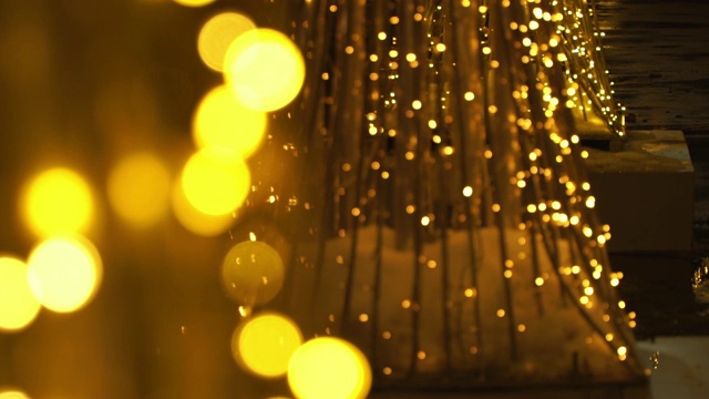 模糊的金色散景光背景，圣诞和新年假期背景视频素材