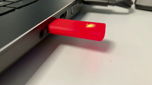 笔记本电脑上闪烁的u盘视频素材