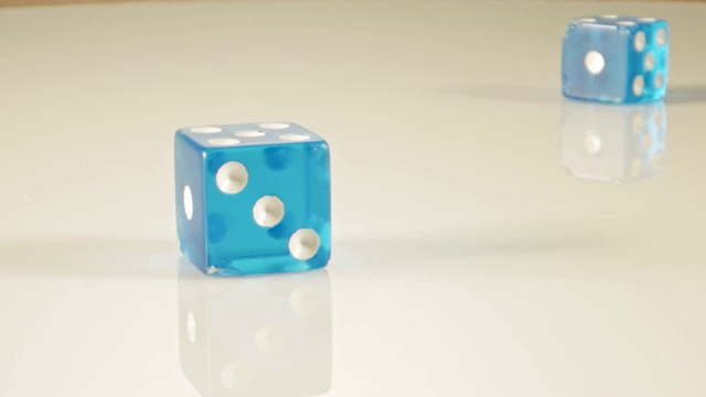 慢镜头微距拍摄骰子下落和滚动在反射表面视频素材