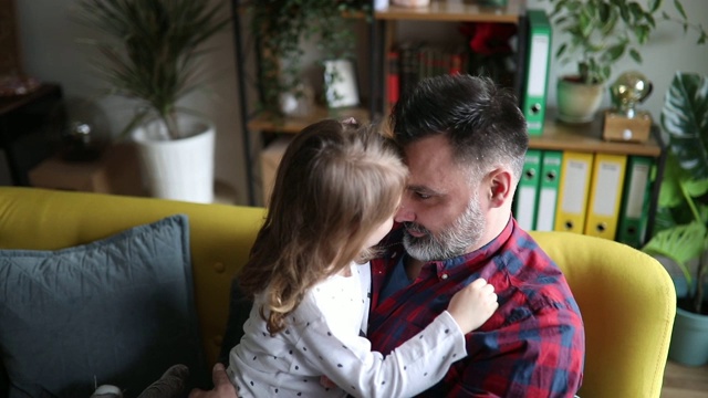 一个父亲和女儿拥抱和胡闹的特写视频素材